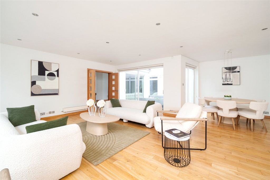 Property photo 3 of 14 Reception Space