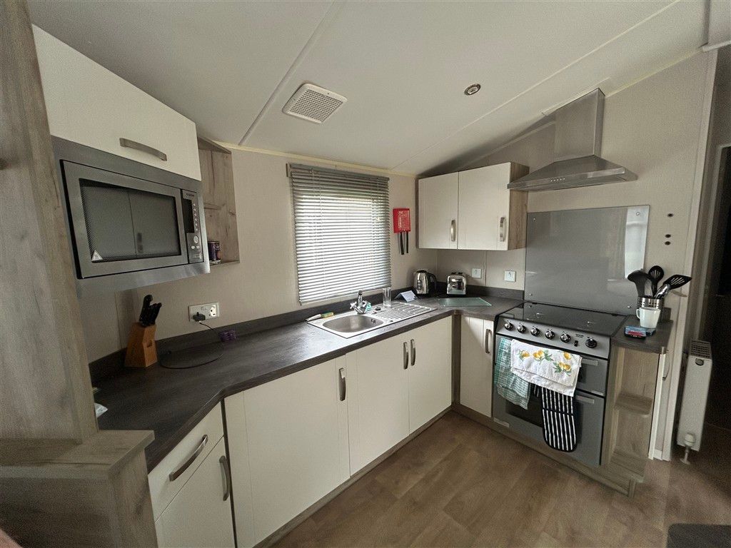 Property photo 3 of 7 Kitchen