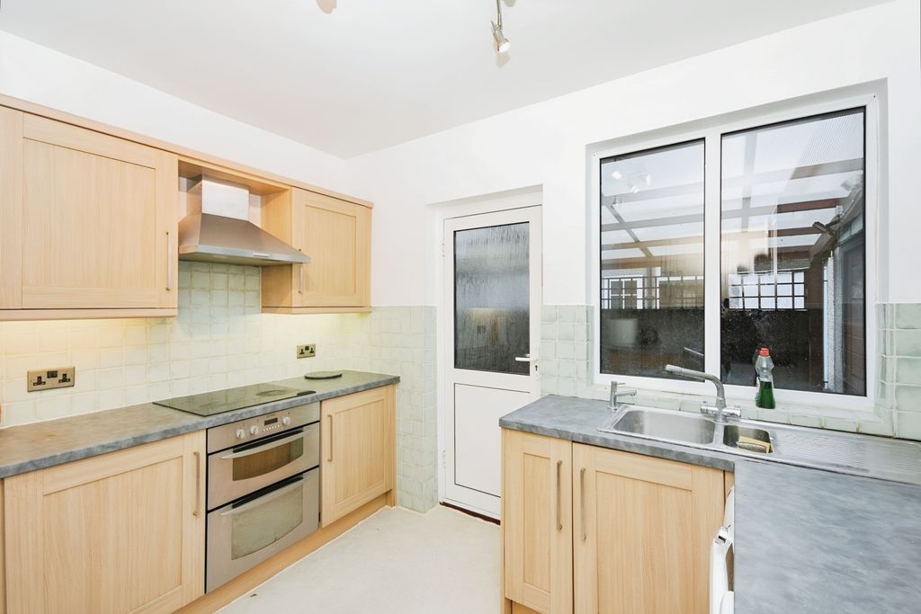 Property photo 3 of 10 05Cb6032-Kitchen 202