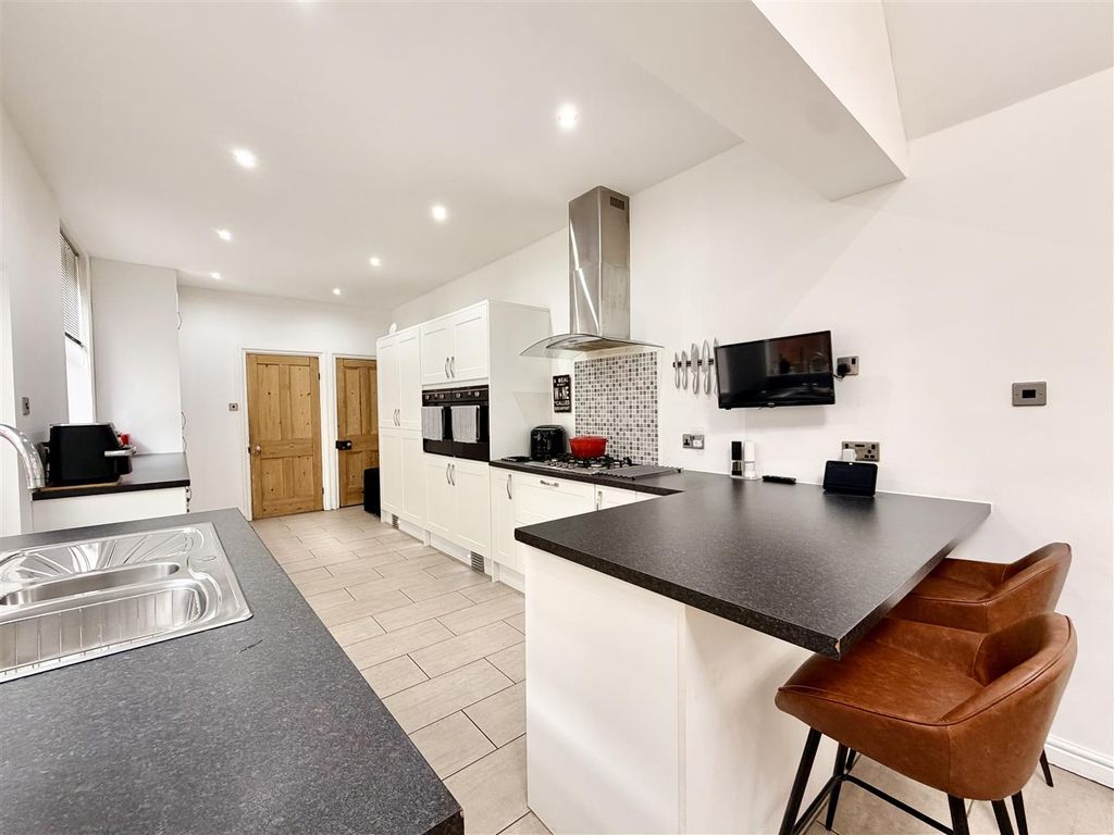 Additional image 8 of 5 bed town house for saleHerrick Road, Loughborough LE11