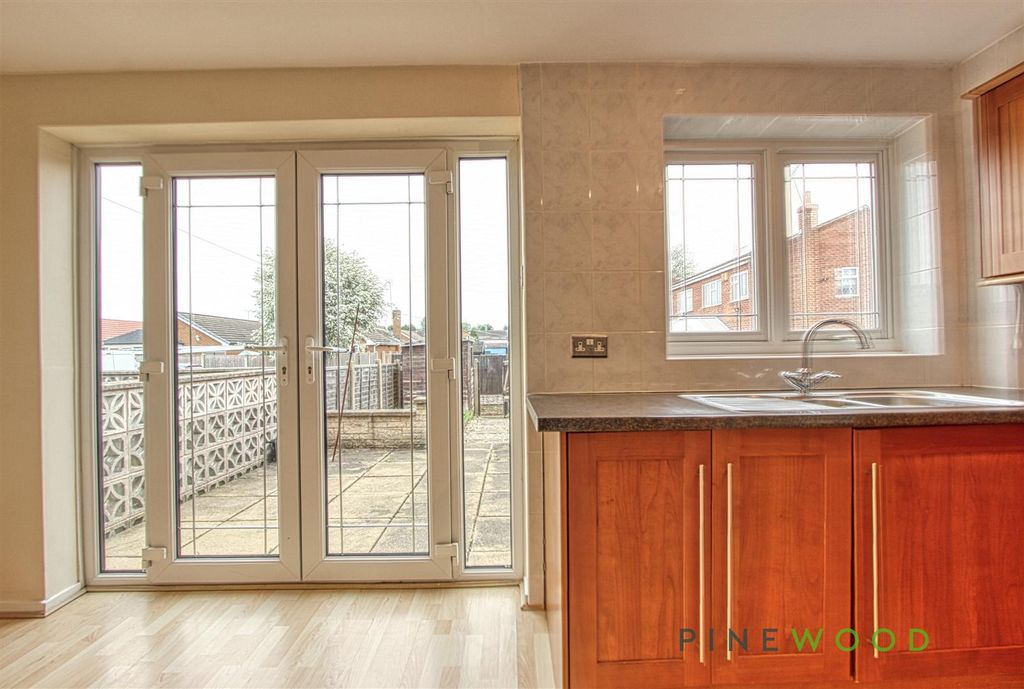 Property photo 3 of 12 Kitchen