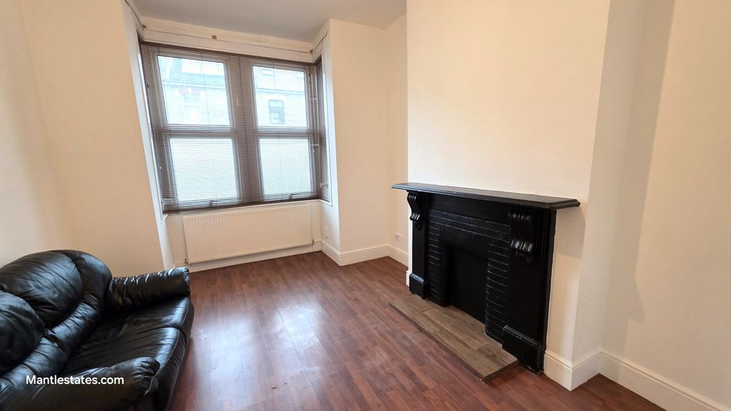 Property photo 3 of 17 Front Reception