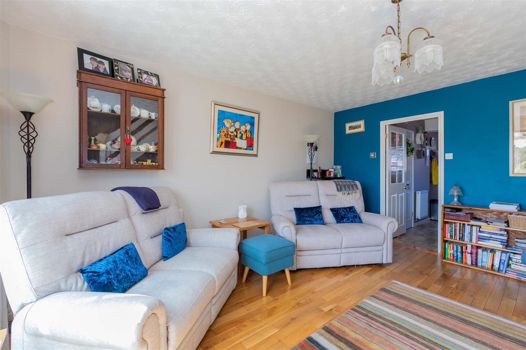 Property photo 3 of 14 18 Charlton Close-11.Jpg