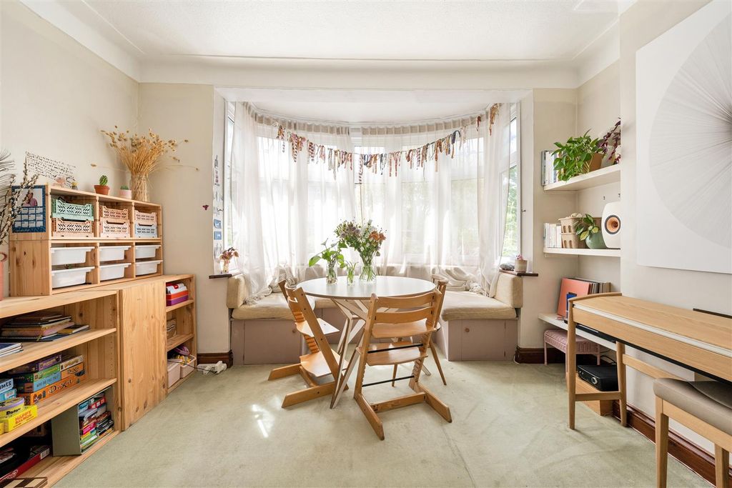 Property photo 2 of 42 Morgan Avenue, E17