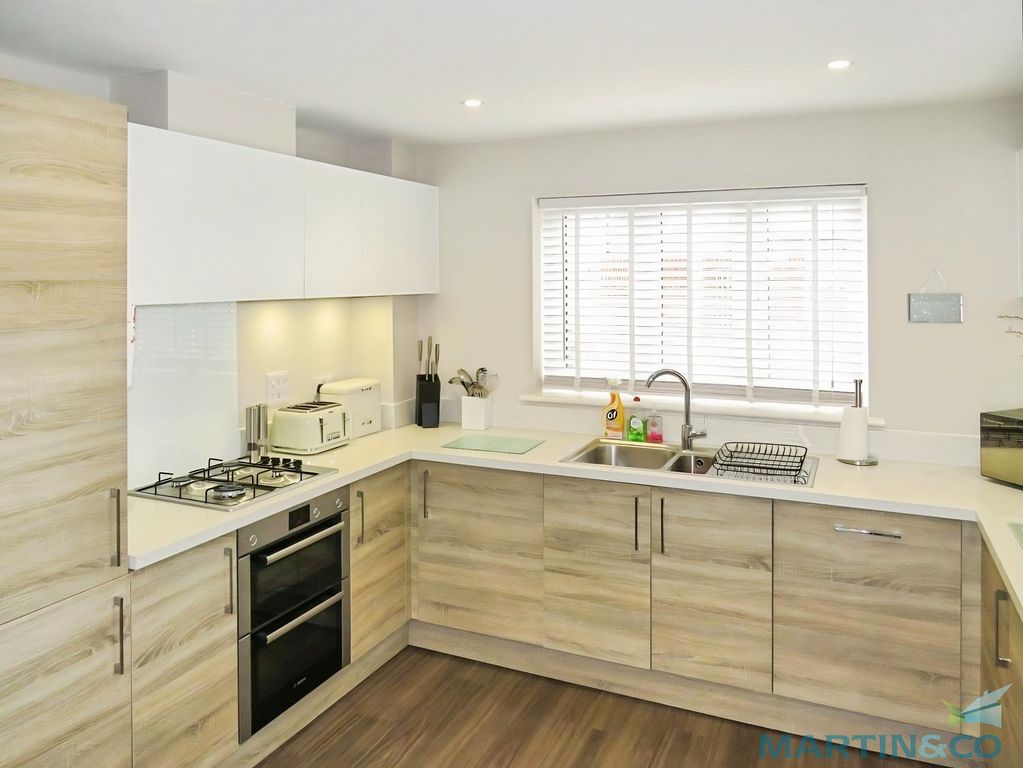 Property photo 2 of 5 8F5Ffadf-Kitchen