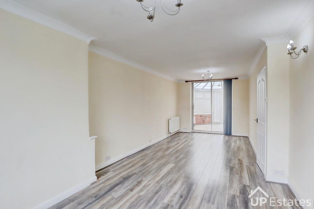 Property photo 3 of 13 Living/ Dining Area