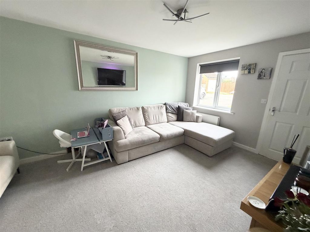 Property photo 3 of 13 Lounge