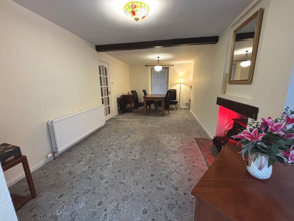 Property photo 3 of 11 Lounge 