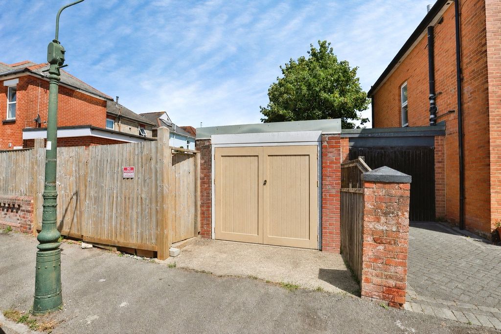 Property photo 3 of 22 Garage
