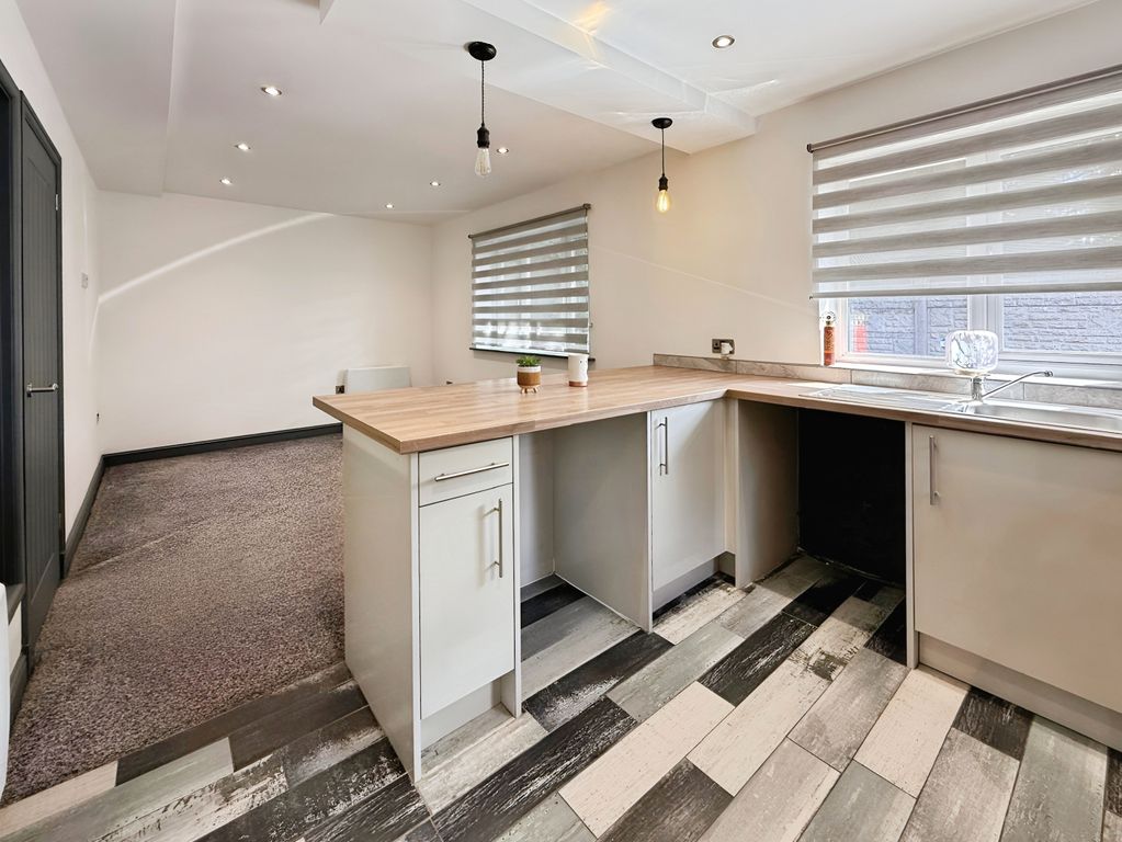 Property photo 1 of 10 Kitchen/Living Room