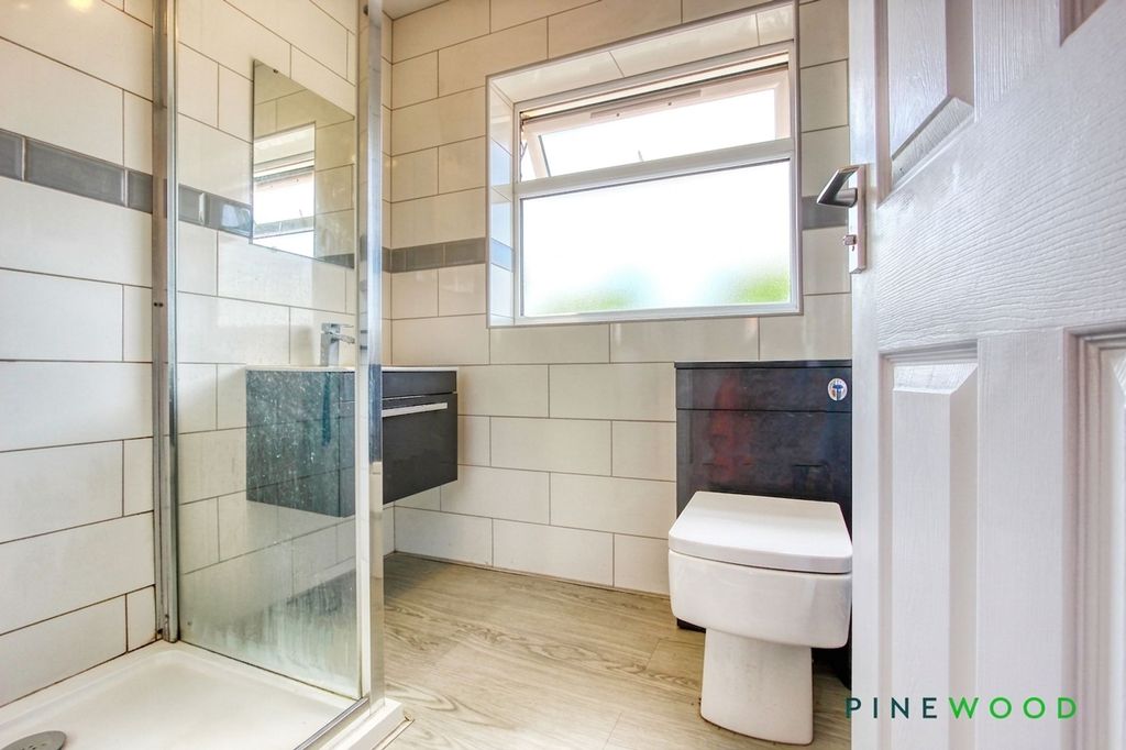 Property photo 3 of 19 Shower Room
