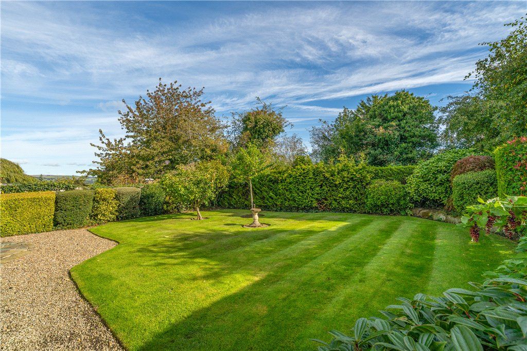 Property photo 2 of 17 Lawned Gardens