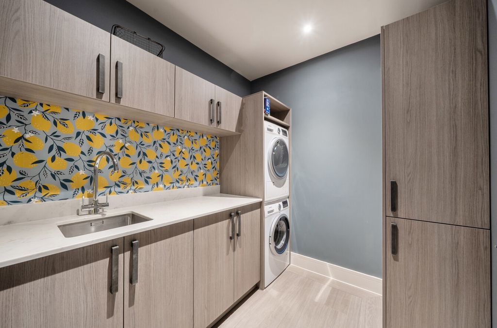 Property photo 3 of 14 1407060-12-697Ca3...