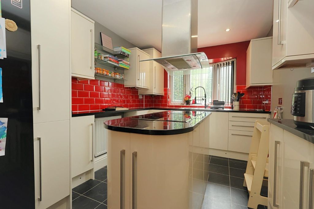 Property photo 3 of 26 Kitchen