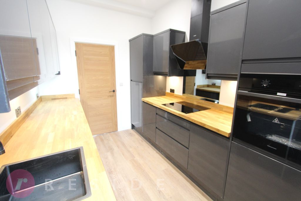 Property photo 3 of 10 Kitchen