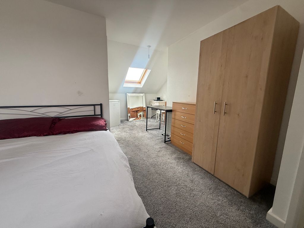 Property photo 2 of 9 Bedroom