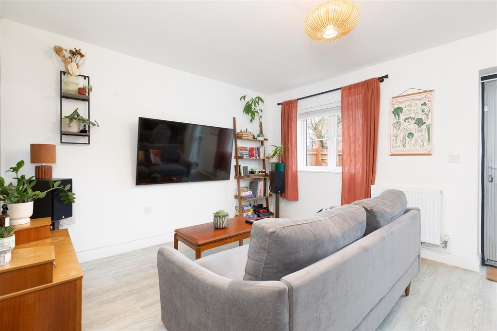 Property photo 3 of 19 Lounge/Diner