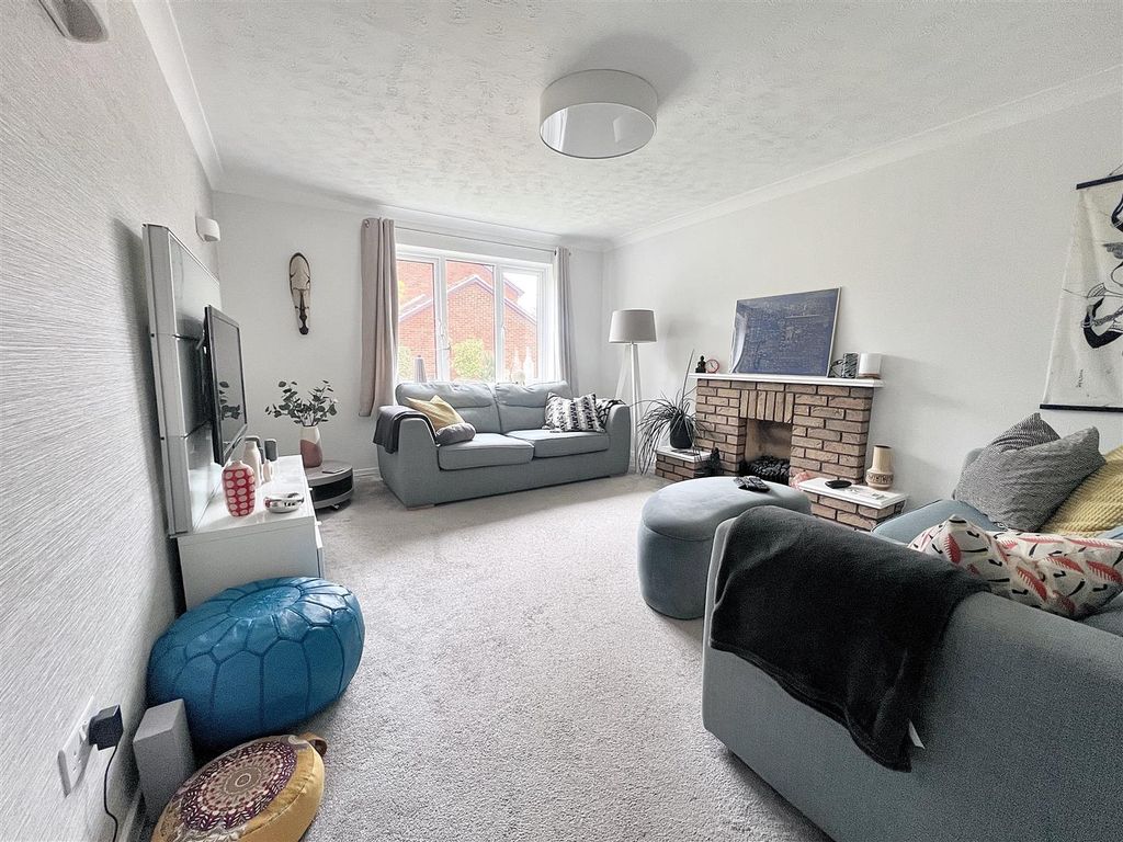 Property photo 2 of 16 Lounge