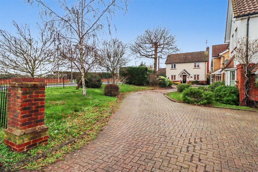 Property photo 1 of 19 7 Carlyle Front.Jpg