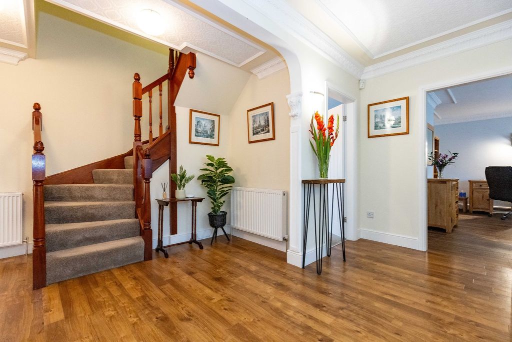 Property photo 2 of 27 Entrance Hall