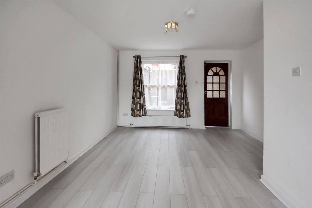 Property photo 2 of 10 Living/Kitchen Space