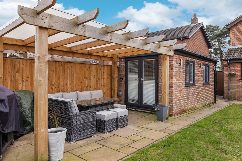 Property photo 3 of 17 Outdoor Lounge And Garden Office