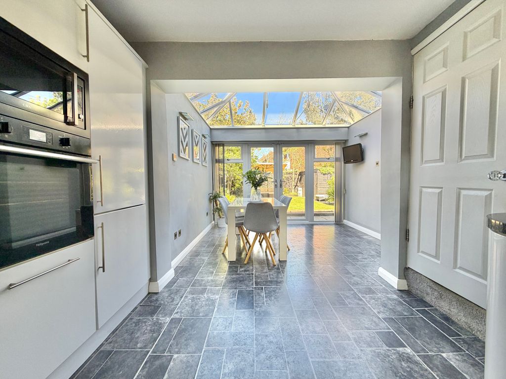 Property photo 3 of 19 Kitchen