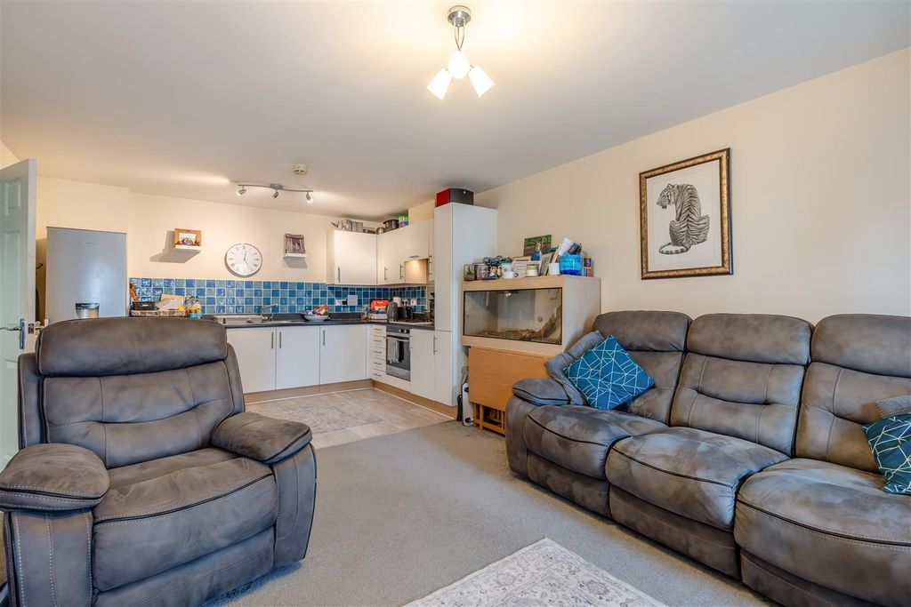 Property photo 1 of 11 Living Room