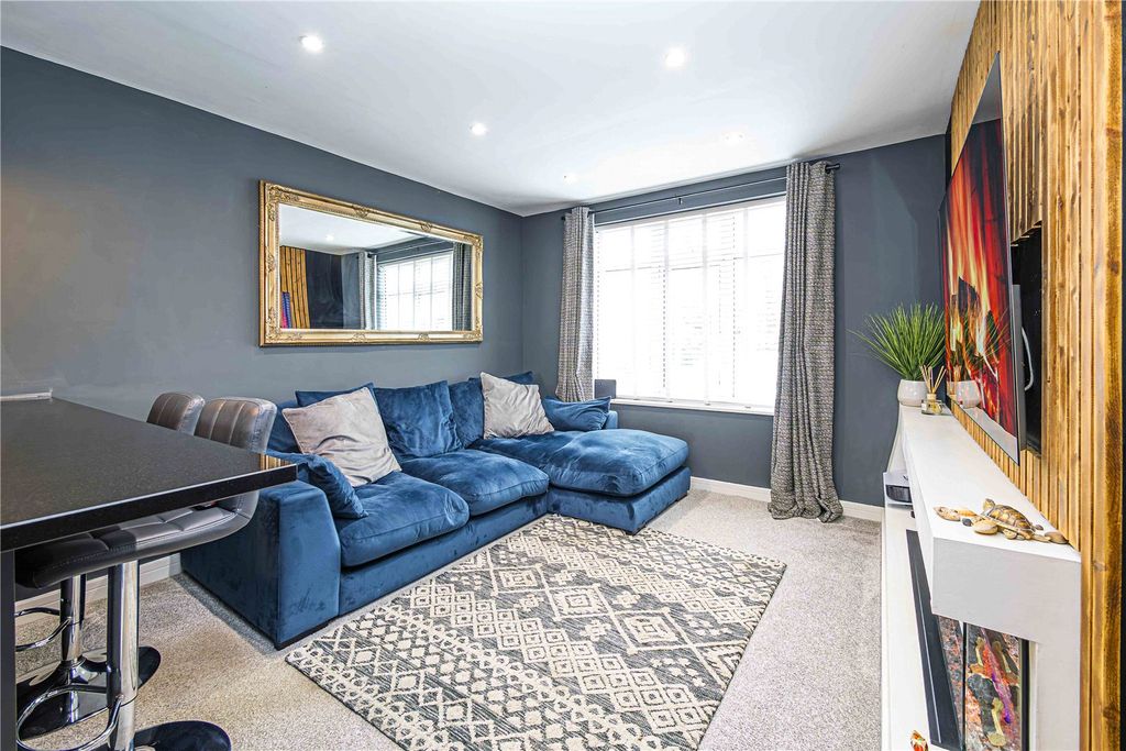 Property photo 3 of 15 Lounge