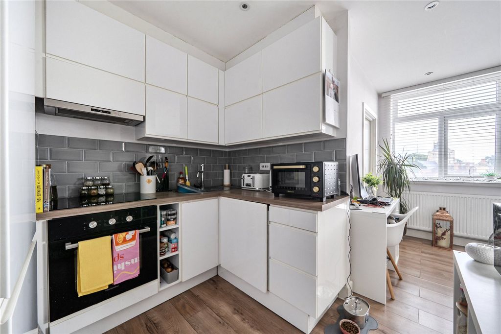Property photo 3 of 18 Kitchen