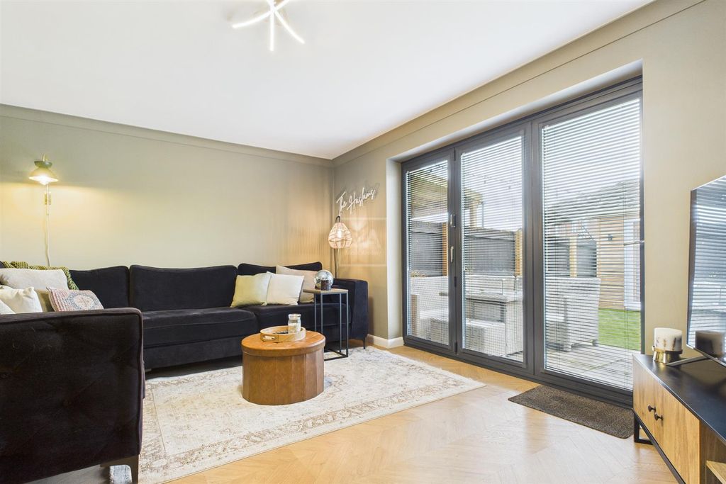 Property photo 2 of 18 Louge