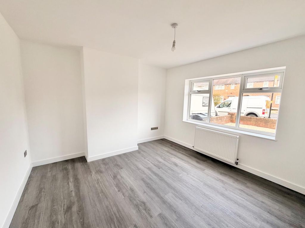 Property photo 2 of 19 Lounge