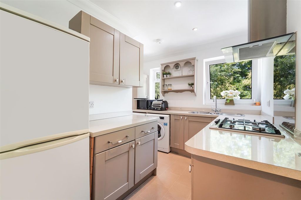 2 bed maisonette for saleCheviot Close, Banstead SM7 photo 4