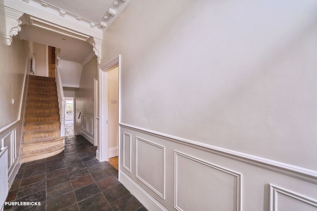 Property photo 2 of 18 Entrance Hallway