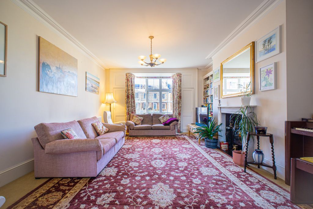 Property photo 2 of 15 Lounge