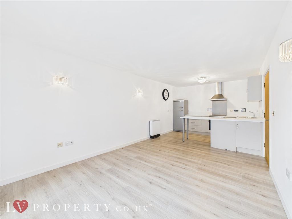 Property photo 1 of 12 Cam05016G0-Pr0065-St
