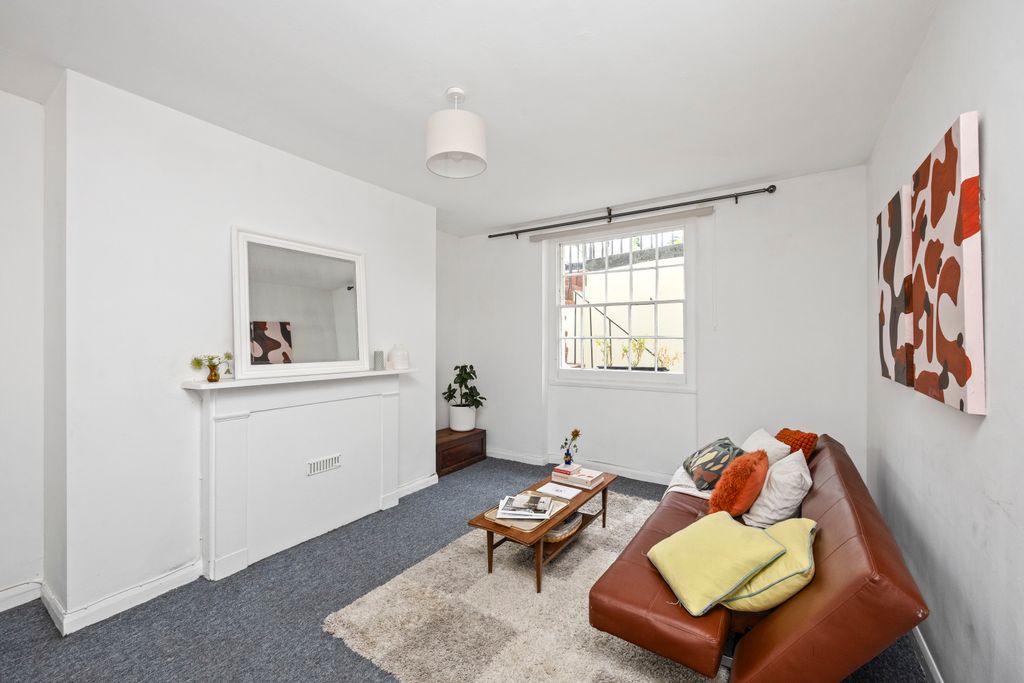 Property photo 3 of 18 Belgrave Place 13, Basement Flat-001