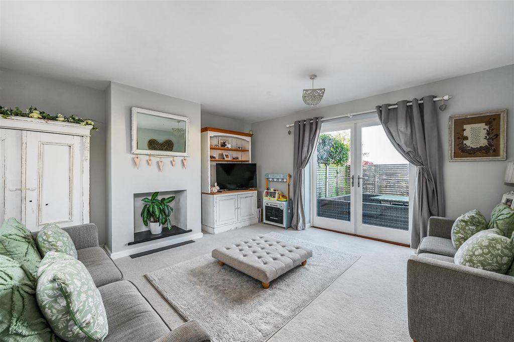 Property photo 2 of 13 6 Royal Oak Close Tn31 (1)