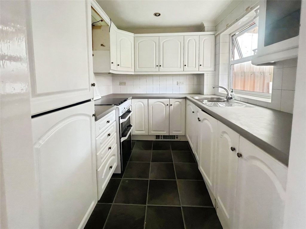 Property photo 3 of 10 Kitchen