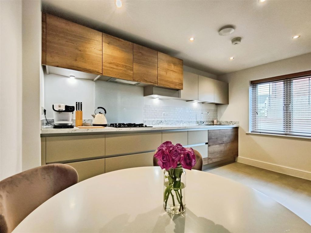 Property photo 3 of 22 E18c26c8-1000084192.Jpg