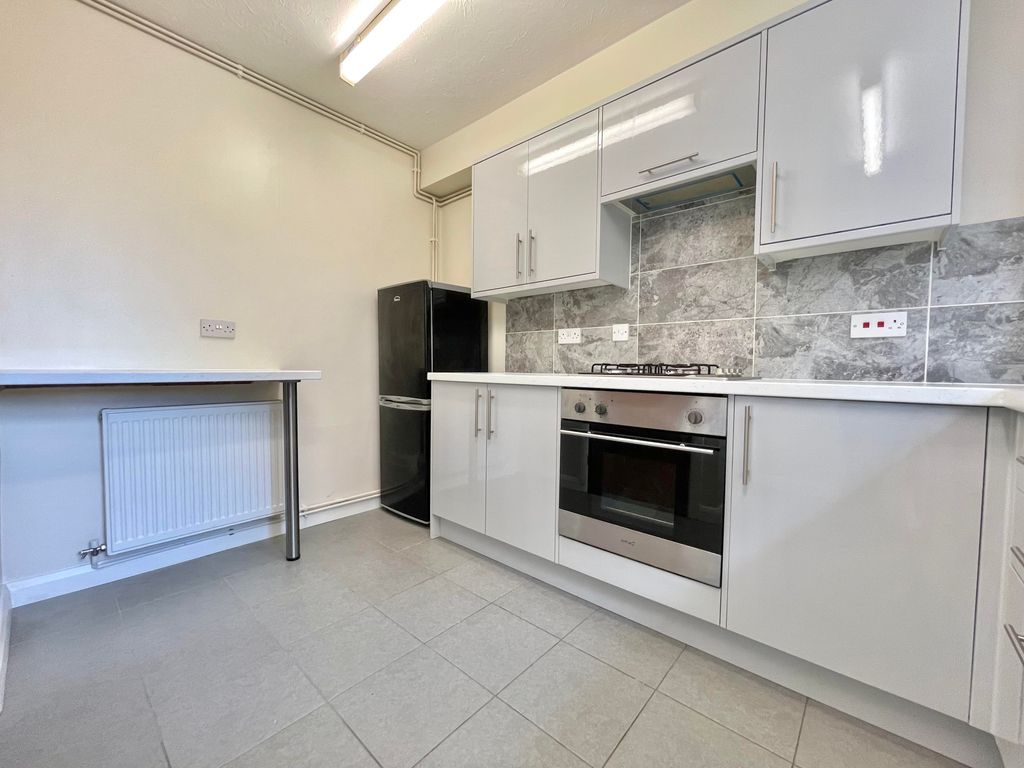 Property photo 3 of 10 Kitchen