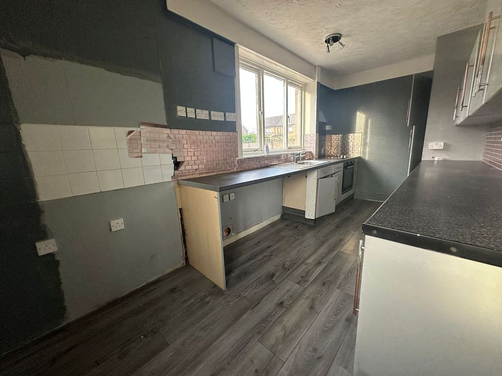 Property photo 3 of 8 Kitchen