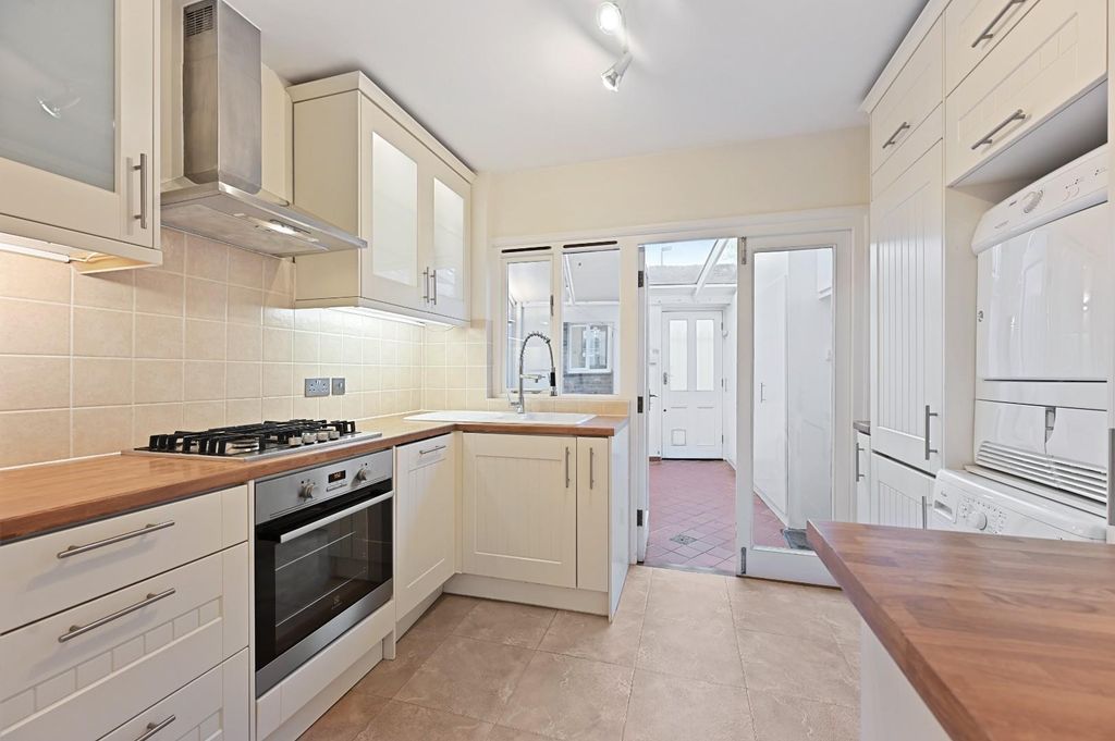 Property photo 3 of 14 Fbl - Castle Place - Kitchen3 (1).Jpg