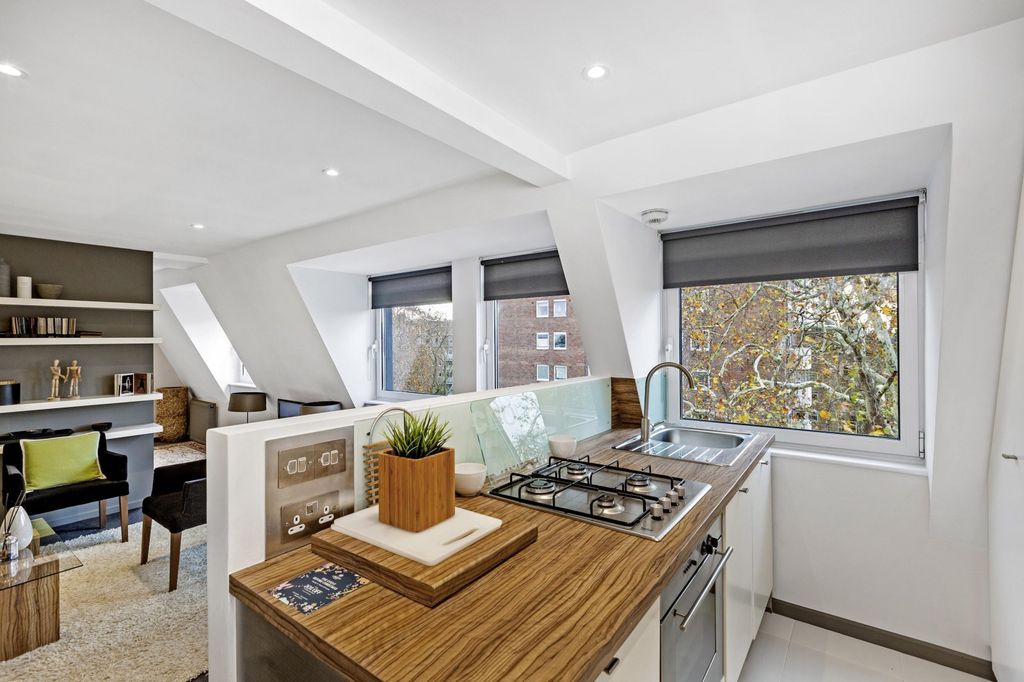 Property photo 2 of 7 Kitchen