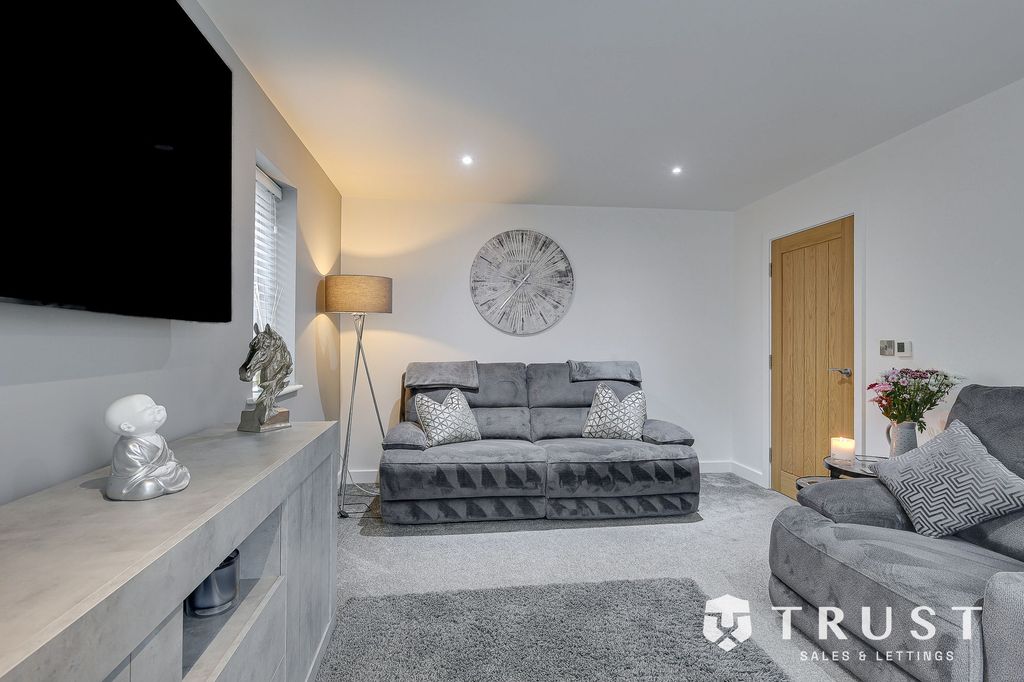 Property photo 3 of 90