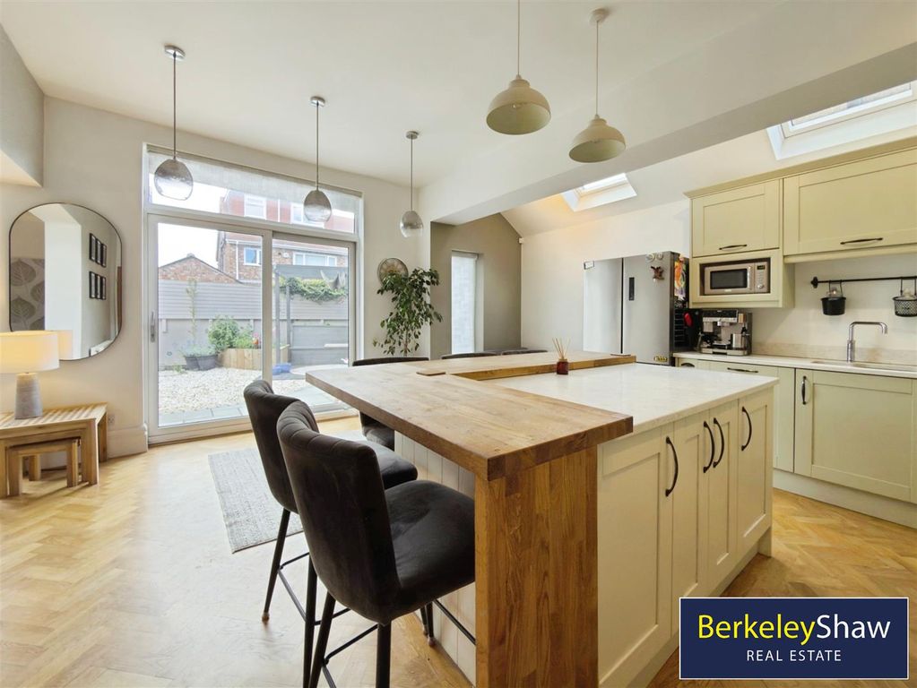 Property photo 2 of 27 Kitchen/Dining Room