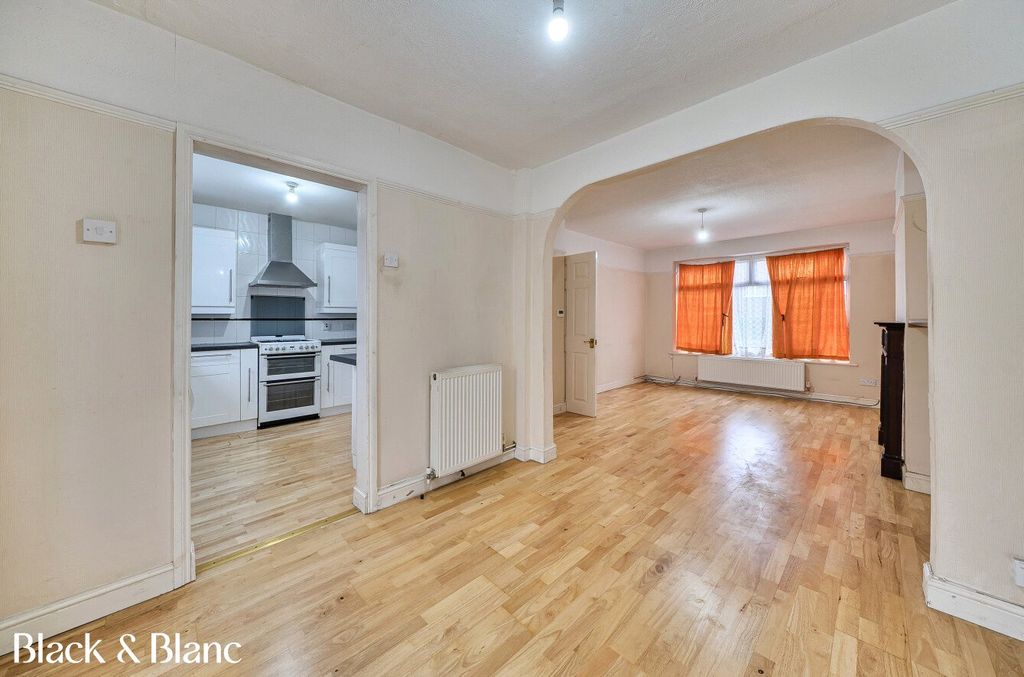 Property photo 3 of 14 Living/ Dining Room