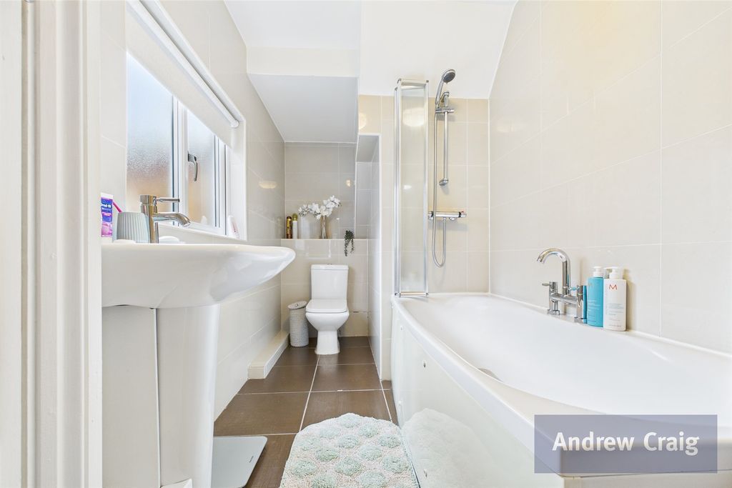 Property photo 3 of 9 Bathroom