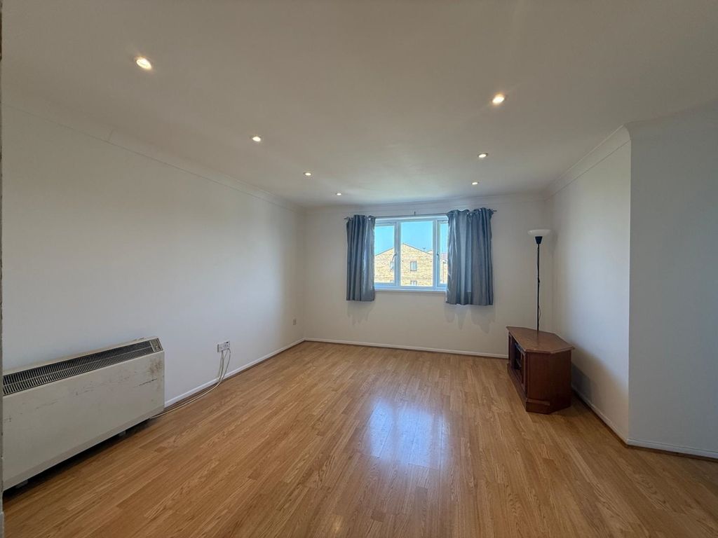 Property photo 2 of 8 09d42728-279A-40F1-9Be6-924Fac9d10A3