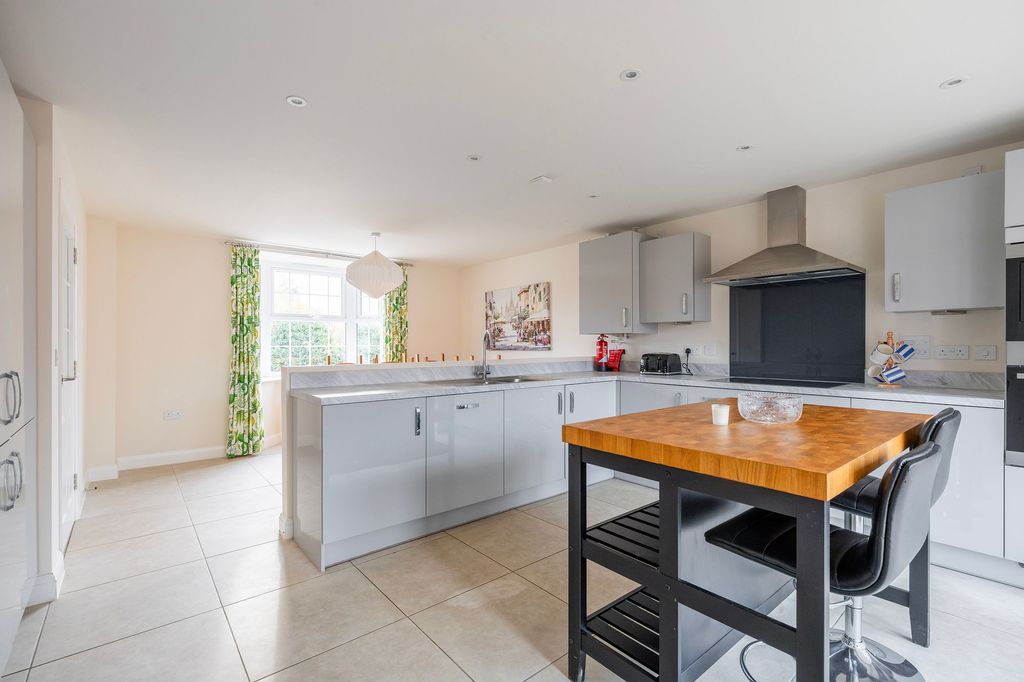 Property photo 3 of 24